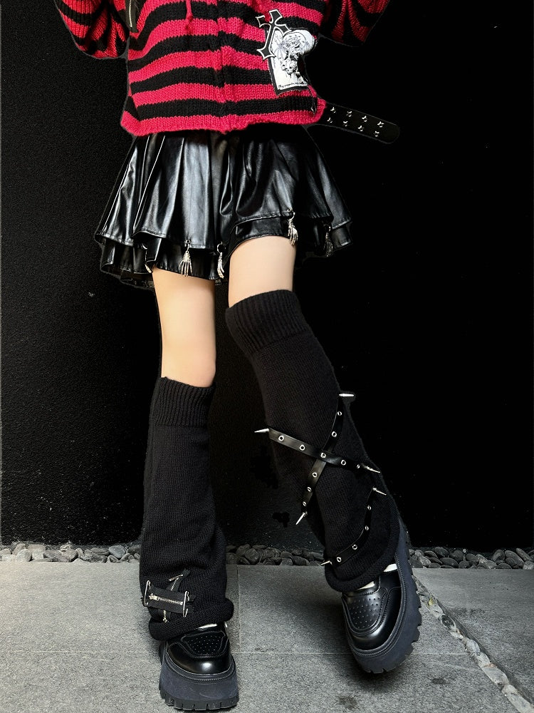 パンクなブラックジッパーとクロスストラップ、スタッズがあしらわれたニットレッグウォーマー