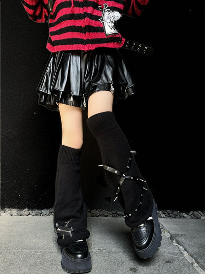 パンクなブラックジッパーとクロスストラップ、スタッズがあしらわれたニットレッグウォーマー