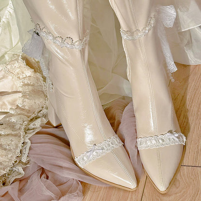 ベージュのポインテッドトゥ、レースとビーズのチェーンブロックヒール、ニーハイブーツ