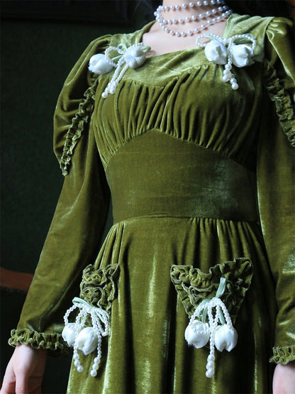 Dunkelgrünes Vintage-Samtkleid mit hoher Taille und quadratischem Ausschnitt