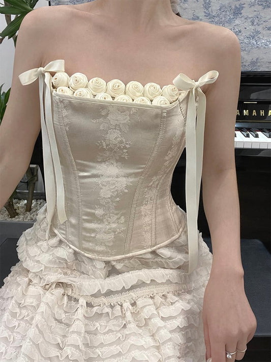 バラと蝶結びで飾られたネックラインのボーン入りコルセットトップ