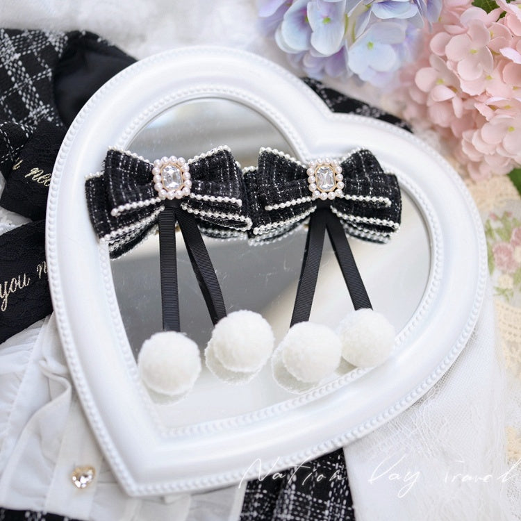 Jirai Kei Hellblaue Haarspangen aus Tweed mit Perlen und Schleife und Pompon-Details