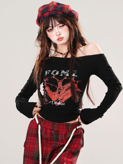 Schwarz/weißes Slim-Fit-Top mit asymmetrischem Ausschnitt und Herz