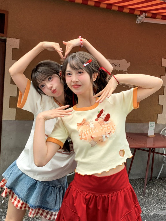 黄色の漫画動物プリントハートカットアウトショートバージョンTシャツ、アップルブローチ付き