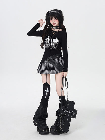 スパイダーウェブプリントのレースアップネックライン、アシンメトリーヘムのブラックトップス