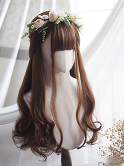 Karamellfarbene, lange, gewellte Perücke mit vollem Pony