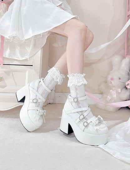 Polierte weiße Jirai Kei Plateau-High-Block-Pumps mit Schleife und Strass