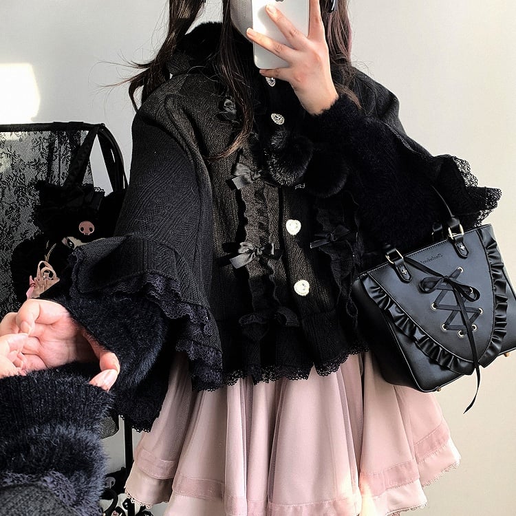 Jirai Kei – Kapuzenumhang mit roten Pompons und Schleifenakzenten im Landminenstil