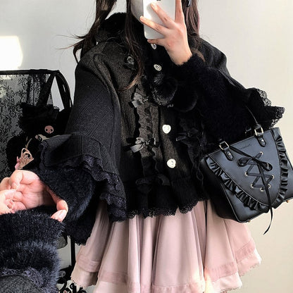 Jirai Kei – Kapuzenumhang mit roten Pompons und Schleifenakzenten im Landminenstil