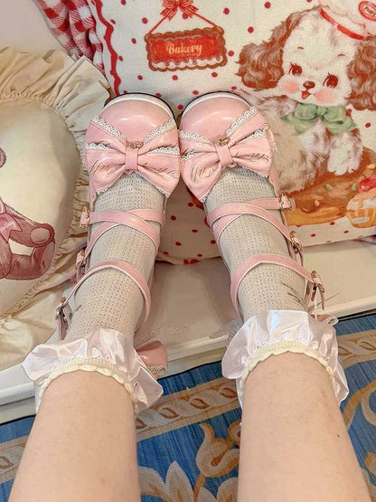 Blockschleife, überkreuzte High Heels, Schnallen am abnehmbaren rosa Oberteil mit Herzdesign