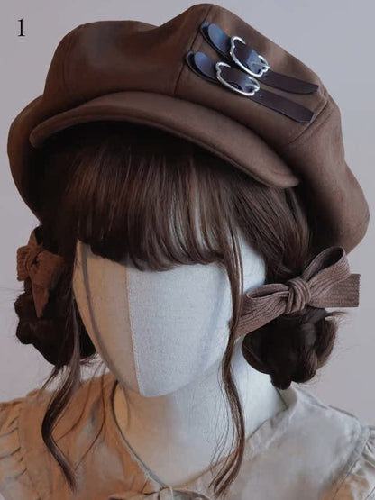 茶色のベレー帽、装飾ボタン付き帽子