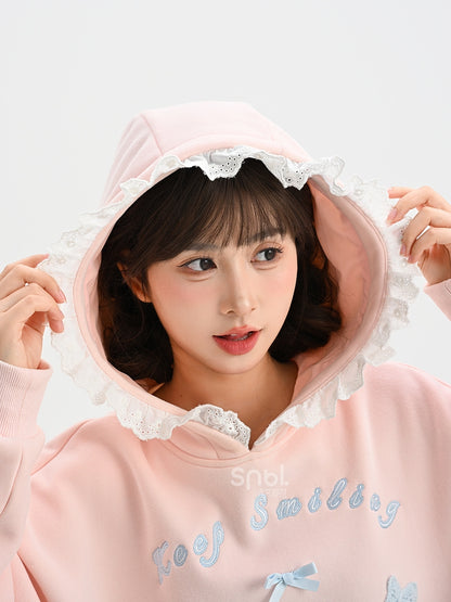 Rosafarbener, süßer Kapuzenpullover mit gehäkelten Häschendetails und Fleecefutter