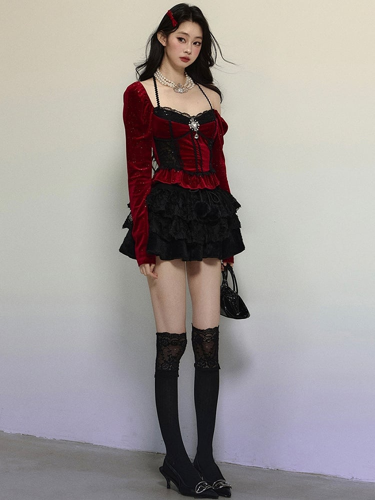 Mit roten Strasssteinen verziertes Neckholder-Top aus schimmerndem Samt