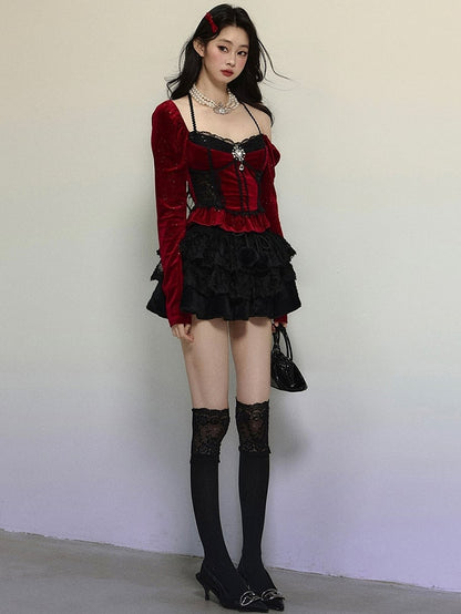 Mit roten Strasssteinen verziertes Neckholder-Top aus schimmerndem Samt