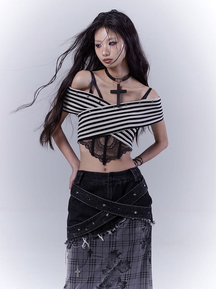 オフショルダーのホワイトネックラインのスタッズ付きストラップレストップ、ブラックストライプ