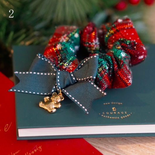 2つのクリスマスオプション クマのシュシュ レッドチャームバイブス グリーンと