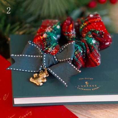 2つのクリスマスオプション クマのシュシュ レッドチャームバイブス グリーンと