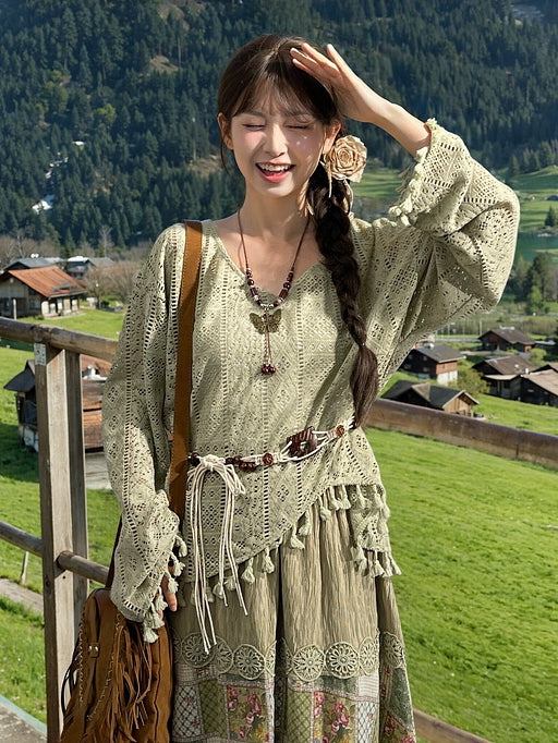 Grünes Bohemian-Top mit V-Ausschnitt, Quastensaum und Gürtel