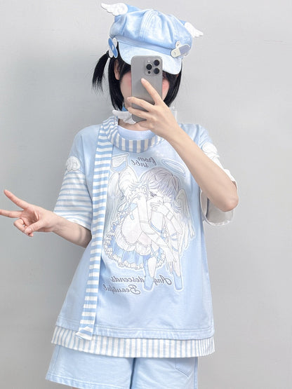 Blaues T-Shirt mit Flügel-Applikationen und Anime-Mädchen-Print und gestreiftem Schal