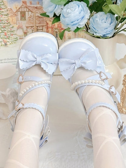 Hochmodische Lolita-Details mit süßem, blauem Plateau-Absatz-Design, Blockschleife und Kreuzmuster