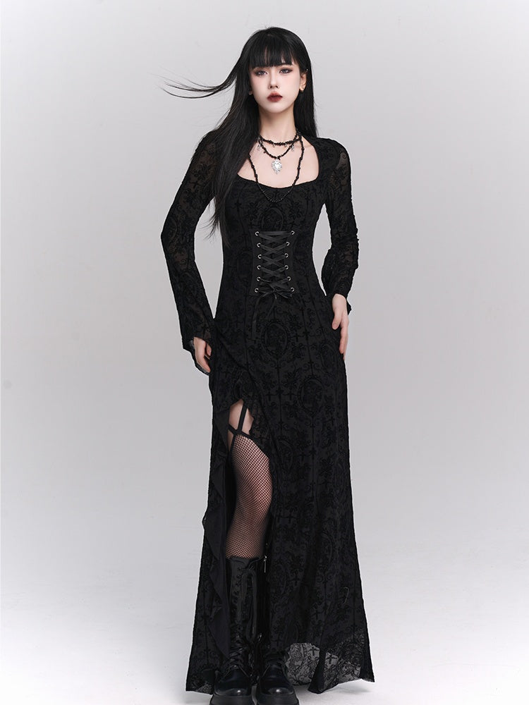 Gothic-Kleid mit schwarzen Glockenärmeln, seitlichem Schlitz und Rosettenspitze und Schnürdetail