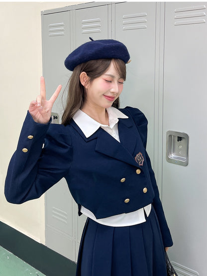 ネイビーブルーのノッチカラー、ゴールドトーンボタンのJKクロップドブレザー