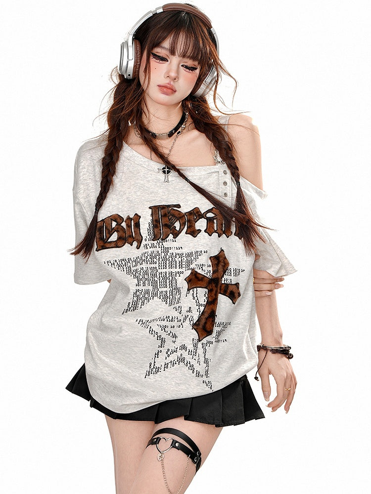 Grau/braunes T-Shirt mit asymmetrischem Ausschnitt und Leoparden-Buchstaben-Applikationen