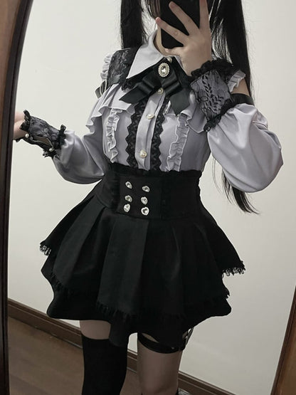 Staubblaues Jirai Kei-Top mit Herzausschnitt und Knopfverschluss und gratis Fliege