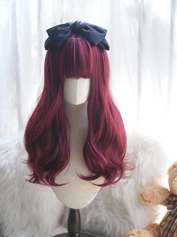 Weinrote, lange, gewellte Perücke mit vollem Pony