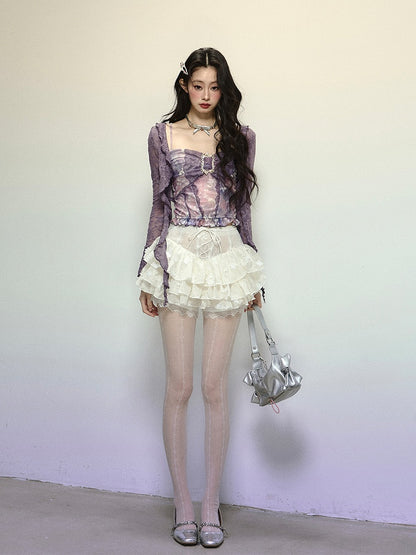 Lavendelfarbenes, halbtransparentes Spitzentop mit offener Knopfleiste