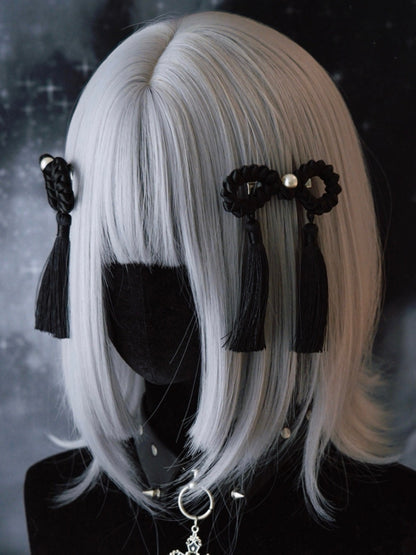黒のゴシックデザインのタッセルヘアクリップ、ビーズで飾られた蝶結び