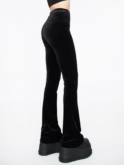 Glamouröse Schlaghose aus schwarzem Samt mit spitzem Bund