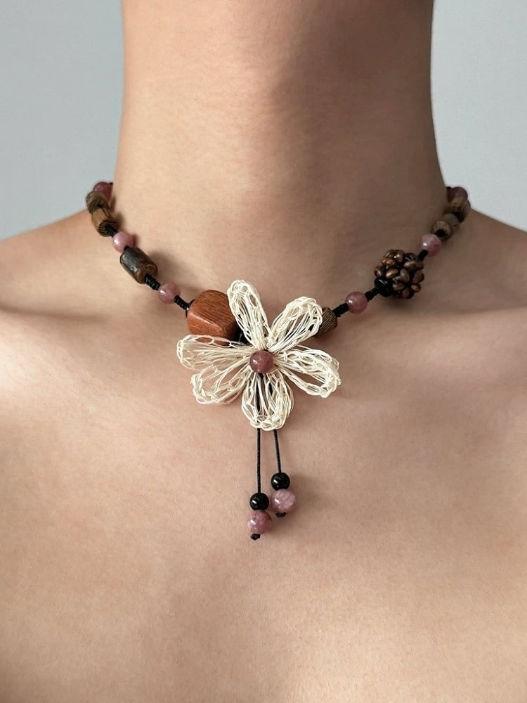 Beaded Necklace with White Floral Ornament - YSHXS