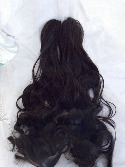 Schwarze Perücke im kurzen Bob-Schnitt mit vollem Pony + doppelt gelocktem Pferdeschwanz und Krallenclips