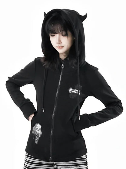 長袖、トップジップ開閉、ブラック/ホワイトのデビルホーンデザインフード