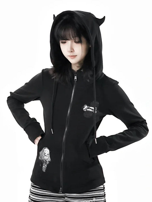 長袖、トップジップ開閉、ブラック/ホワイトのデビルホーンデザインフード