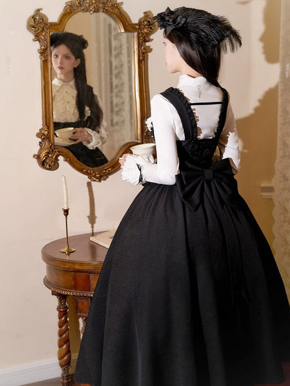 Elegantes Bustier-Pulloverkleid mit schwarzem Rand und Rüschen unter dem Rockbesatz, klassische Lolita-Scalloped