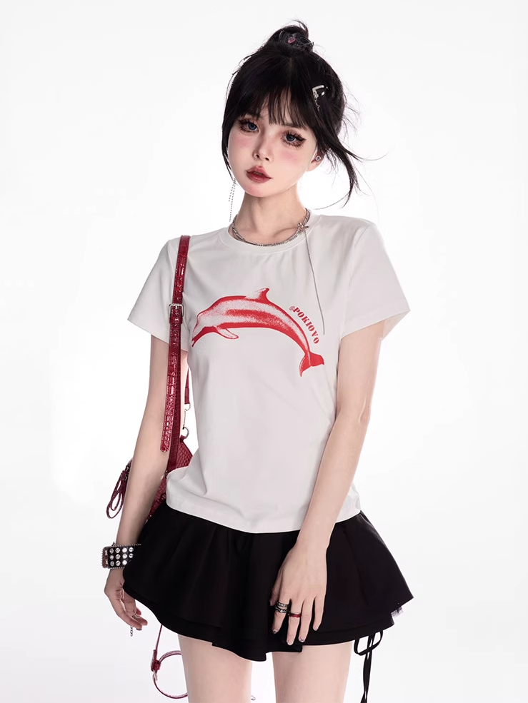 Weißes, eng anliegendes T-Shirt mit Rundhalsausschnitt und rotem Delfin-Print