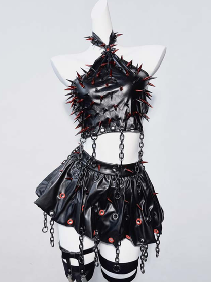 Schwarzes Neckholder-Oberteil mit Nieten und gekreuzter Kette