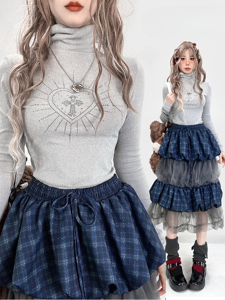 Hellgraues Stricktop mit hohem Halsausschnitt und herzförmigen Strasssteinen