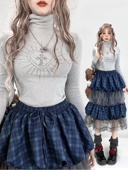 Hellgraues Stricktop mit hohem Halsausschnitt und herzförmigen Strasssteinen