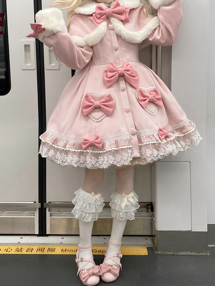 ライトピンクのリボンがアクセントのケープロリータコート（レーストリム付き）