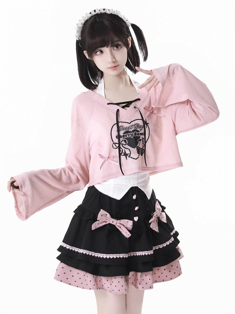 Rosafarbenes kurzes Überkleid mit V-Ausschnitt und Kirschmuster