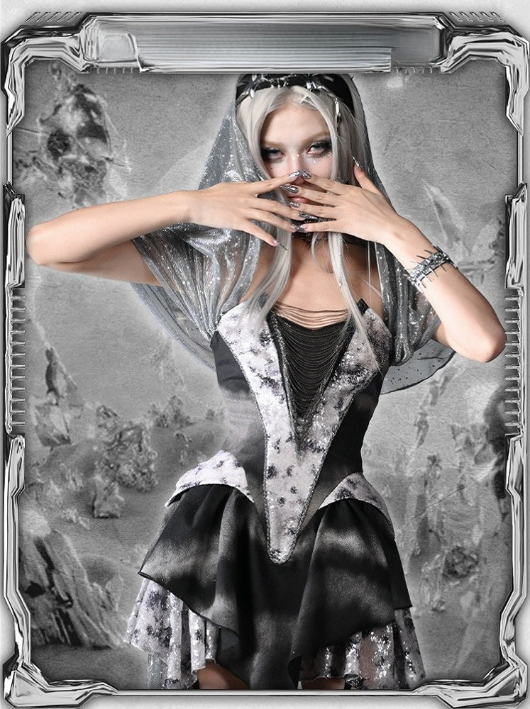 Futuristisches schwarzes Basken-Taillen-Metall-Y3K-Kapuzenkleid mit Taschentuch-Saumketten Cyberpunk-Modefront