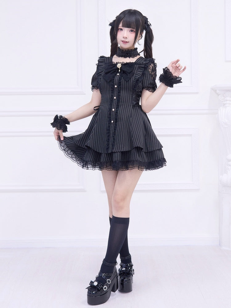 Komplettes Kei, schwarze Schnürung, passende Jirai-Schulter und Set: Cutout-Rock mit Kleid, gestreifter Stil, seitlich verstellbar