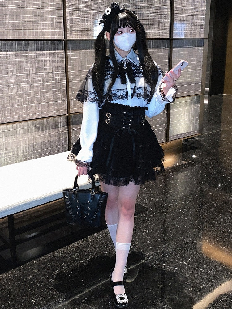 Jirai Kei Bluse im Landminenstil, weiß und schwarz/ganz schwarz, mit Cape-Design aus Spitze