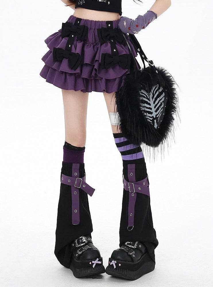 ストラップレッグウォーマー、黒の蝶結び、裏地付き紫のティアードスカート、クロス