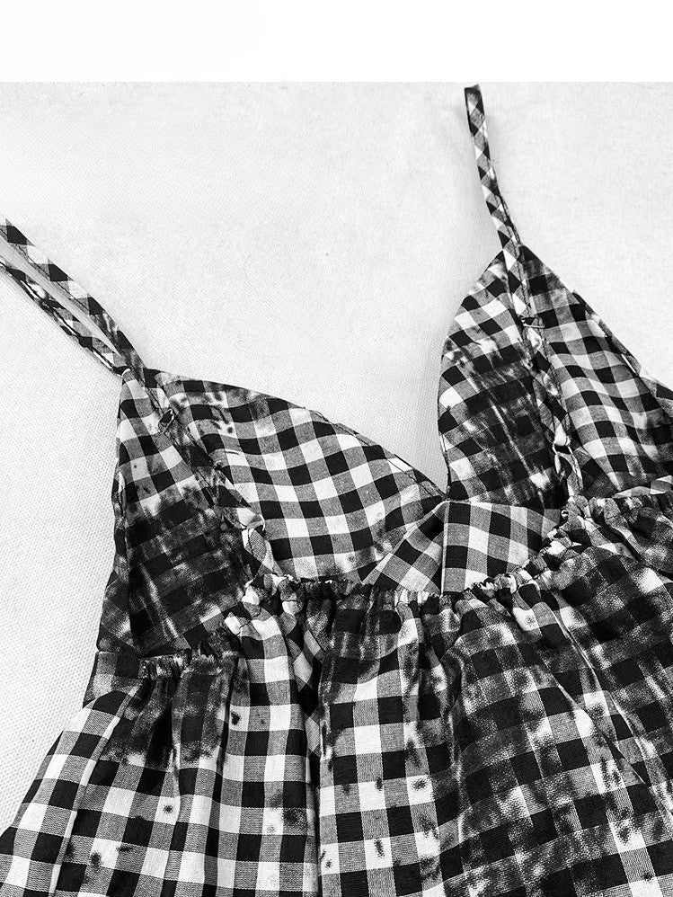 華やかなティアードクロストップ、チェック柄ディテール、ほろ苦いレッドスカート、ブラックタイセット、ドレスキャミソール