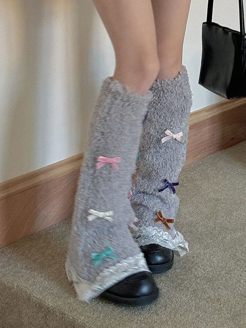 ホワイトのスイートなリボン結びレーストリムレッグウォーマー