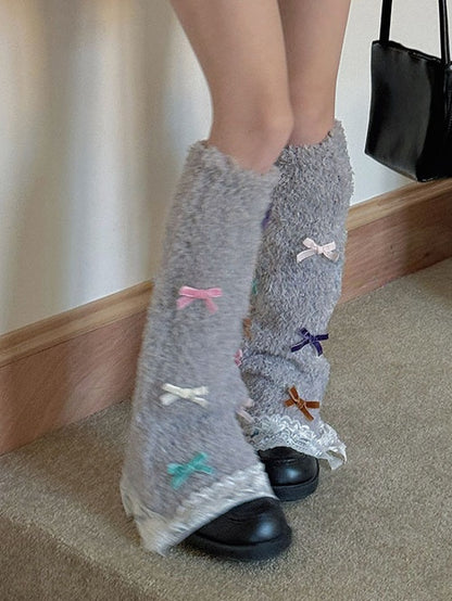 ホワイトのスイートなリボン結びレーストリムレッグウォーマー